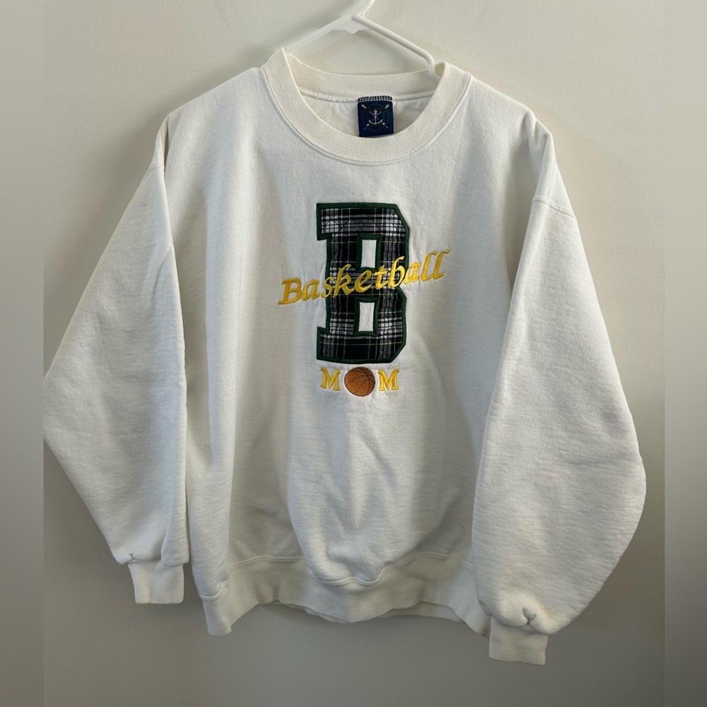 Vintage BASKETBALL MOM Embroidered Crewneck Sweatshirt Size L Made In USA